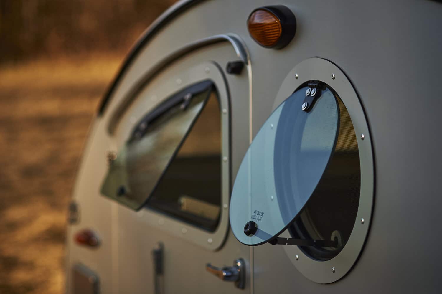 Teardrop+Door+And+Porthole+Windows+Operable+With+Screen+9 Teardropdoorandportholewindowsoperablewithscreen9