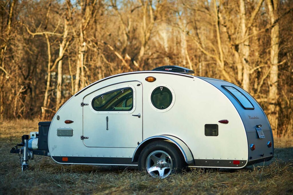 Vistabule 33 0.040” Painted Silver Aluminum Exterior